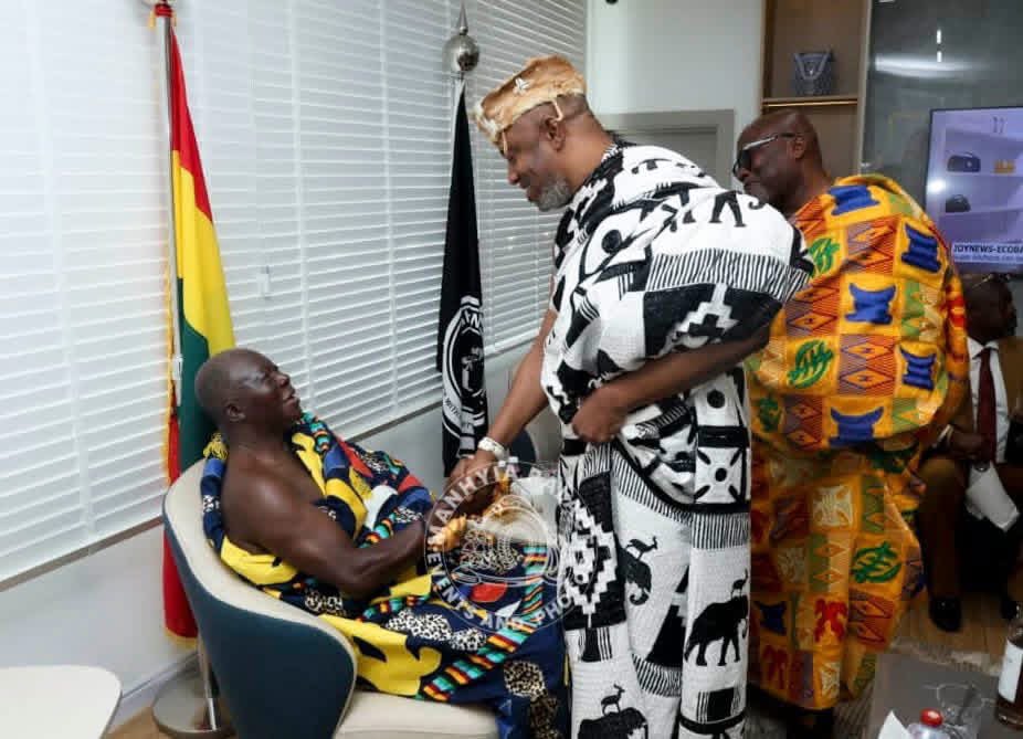 Asante_nation's tweet image. The Ga-Mantse, Nii Teiko Tsuru II, joined the Asantehene Otumfuo Osei Tutu II during his maiden visit to the National Police Headquarters. 

Piawwwwwwwww!!!