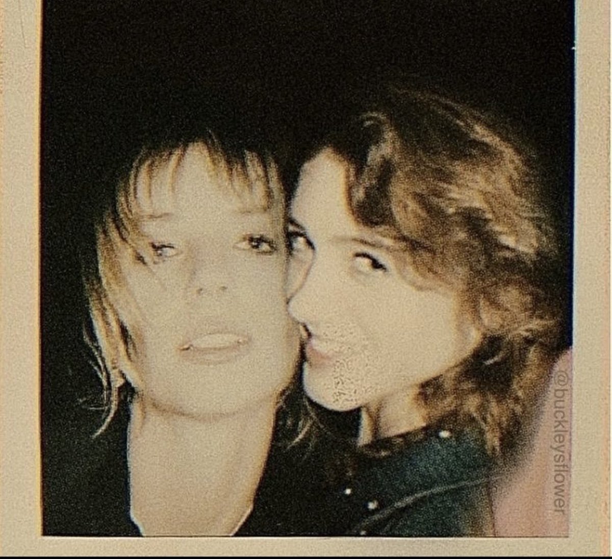 picsofmills's tweet photo. pov: nancy and robin meeting up again after the epilogue https://t.co/rOu8ZANSgc
