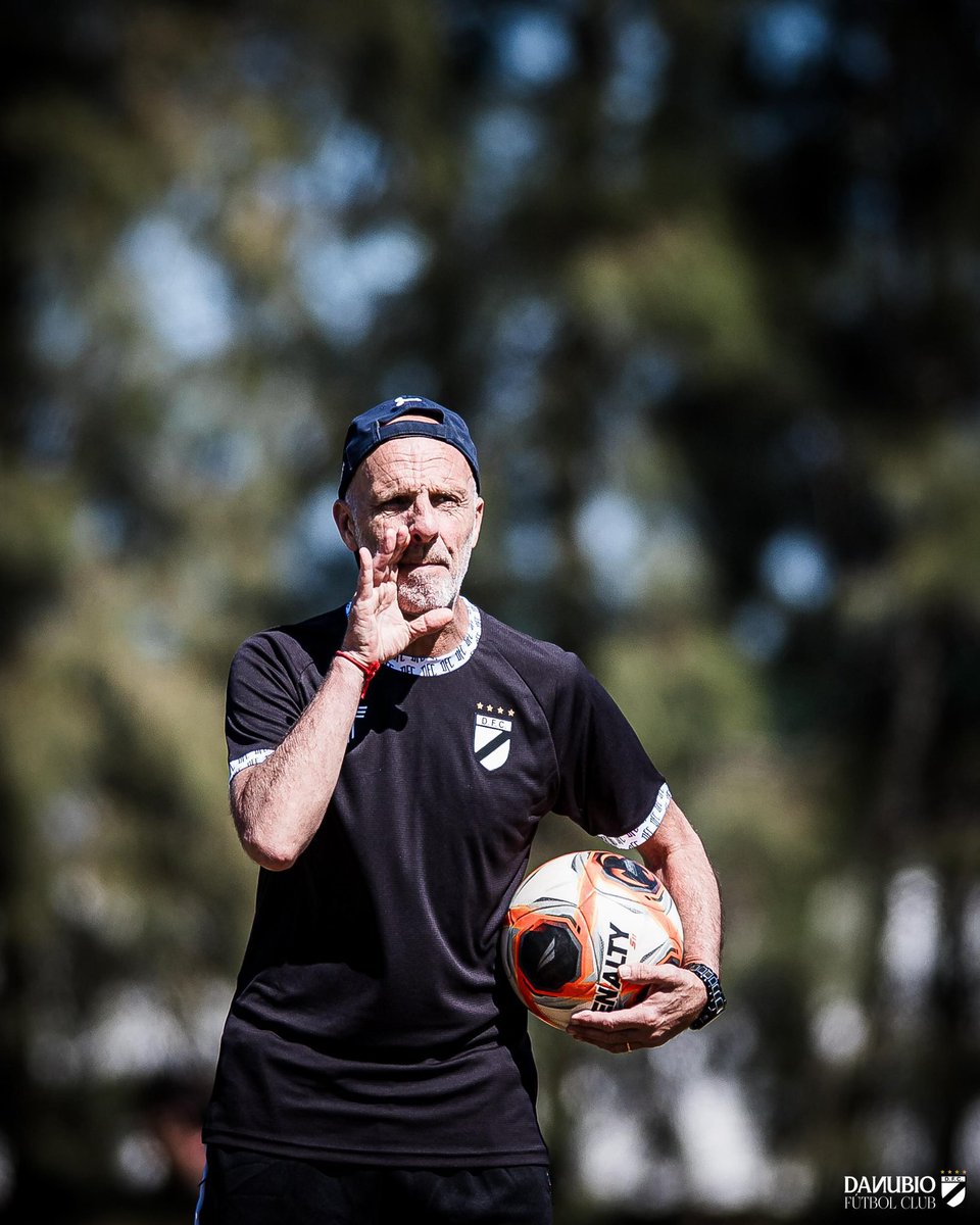 CarveDeportiva's tweet photo. 🗣️ “Yo me crié en lo que es el fútbol juvenil, mi carrera pasó más que nada por ahí. Me encanta. Si en algo me siento seguro es en ver a los gurises, como dicen acá, y darles la confianza”

✍🏻 Monarriz, DT de Danubio, en #EstoEsFutbol https://t.co/Hq9wIIucUr