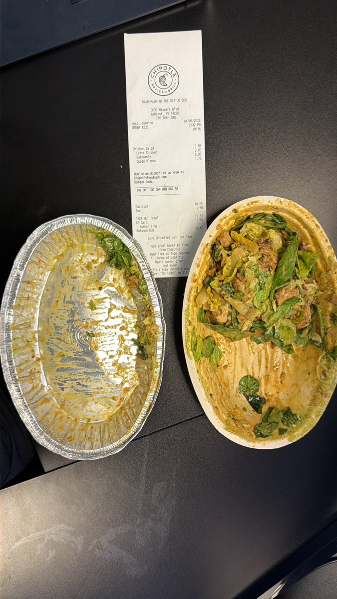 melmuchnik1's tweet photo. @ChipotleTweets mind you I just opened the bowl and have not taken a single bite. I don’t get how an employee who has “Certified Trainer” on her hat is giving this out. As much as I come to chipotle I think this is RIDICULOUS. 
I think this employee should get retrained ASAP https://t.co/slmXLihtrp