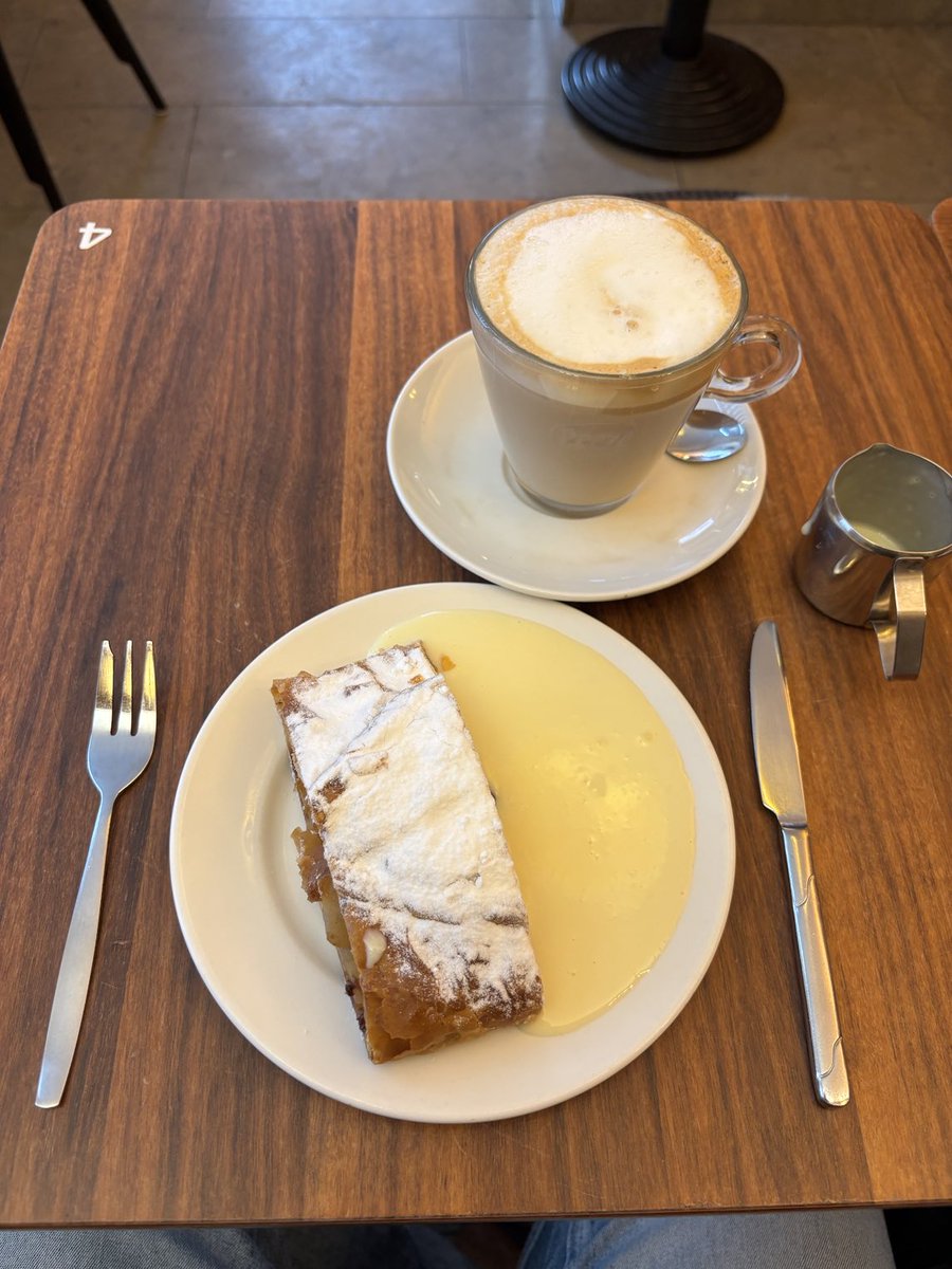 Zsoltiman's tweet photo. #Wiener #Konditorei #denhaag #thehague #Netherlands #Niederlande #apfelstrudel #wienerkonditorei https://t.co/pNfN4gr7yZ