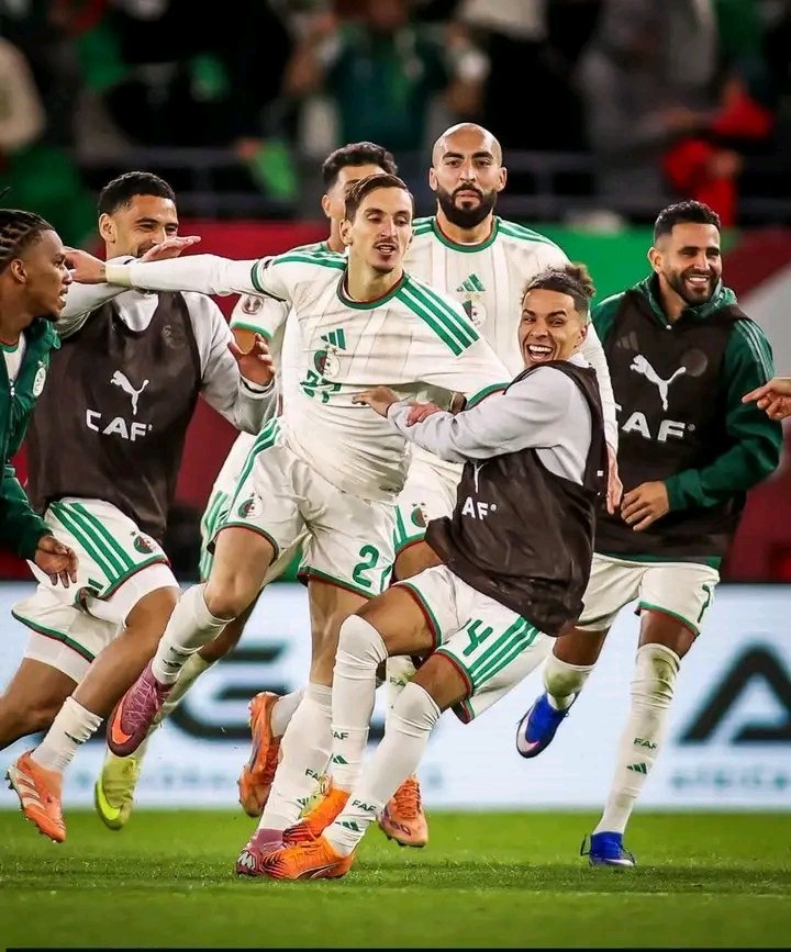 Alicfc6's tweet photo. و عقدنا العزم ان تحيا الجزائ�� ..
ألف مبروووووك لينا 😍🇩🇿👌 https://t.co/e8ol760cvy