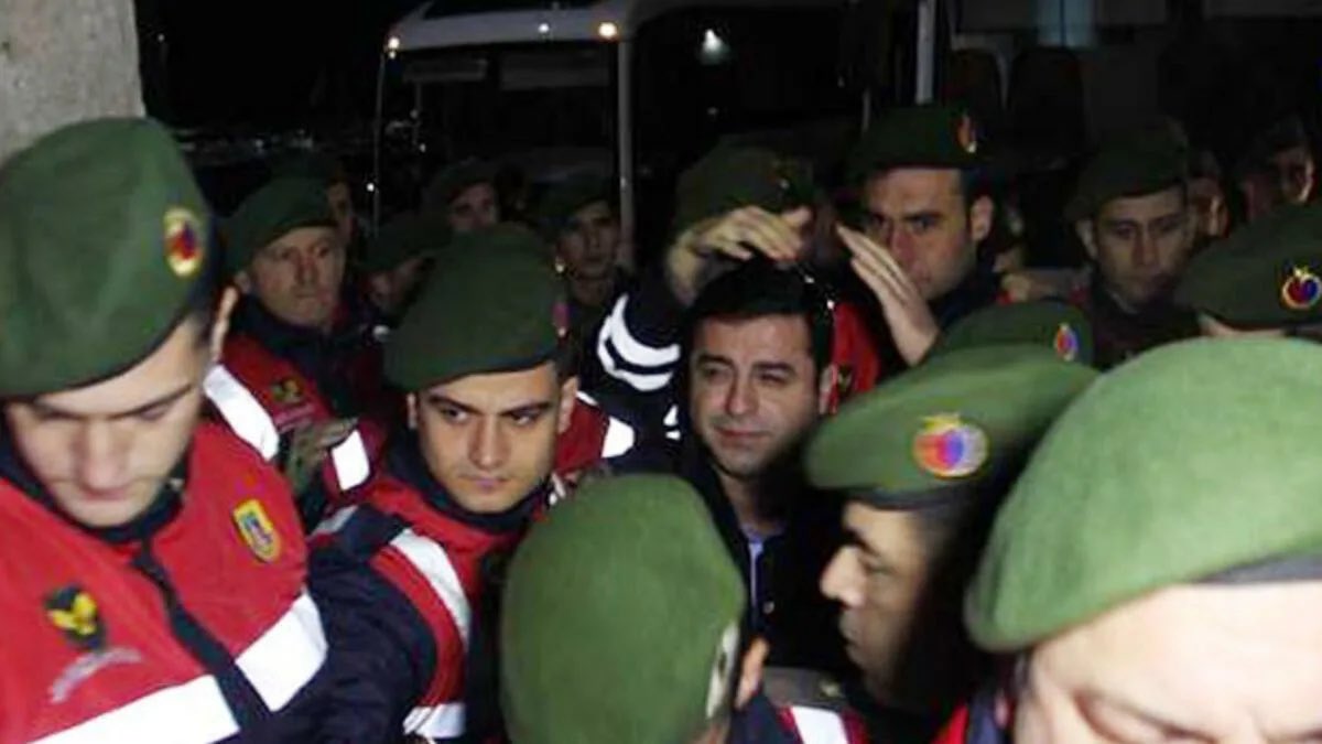 Venezuella’da değil burada yaşandı. 9 yıl önce 13 milyon seçmeni olan bir Partinin Eş Genel Başkanları evinden alınıp Edirne cezaevine götürüldü. Tüm AİHM kararlarına rağmen hala siyasi rehineler..!