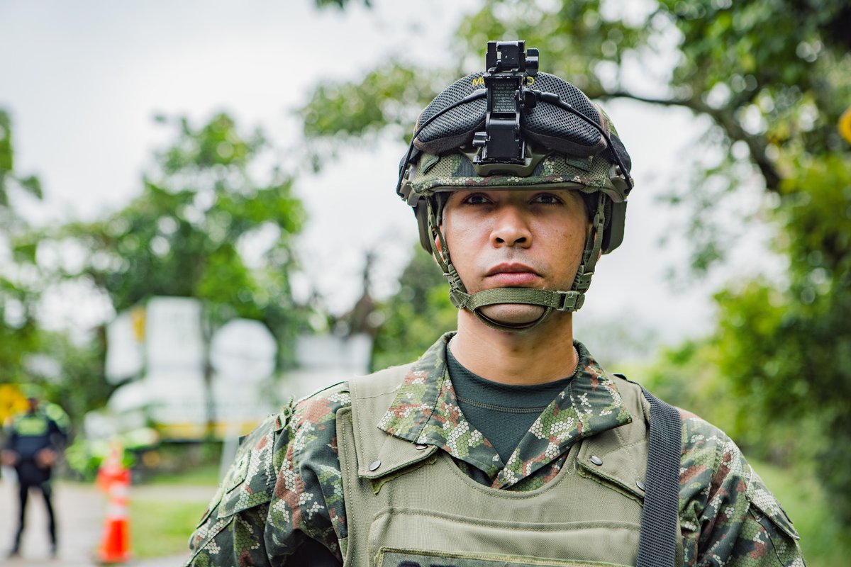 Se acerca el puente festivo de #ReyesMagos y nuestros soldados de la #NovenaBrigada <a href="/COL_EJERCITO/">Ejército Nacional de Colombia</a>  ya están en las vías del #Huila, garantizando un #ViajeSeguro.

Porque para los hombres y mujeres del Ejército Nacional, la vida de los colombianos siempre será una prioridad.