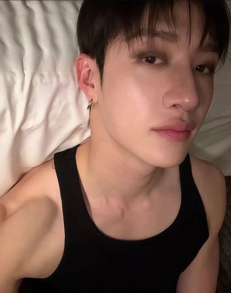 BusBubbless's tweet image. they sit at the same table (im actually the table)