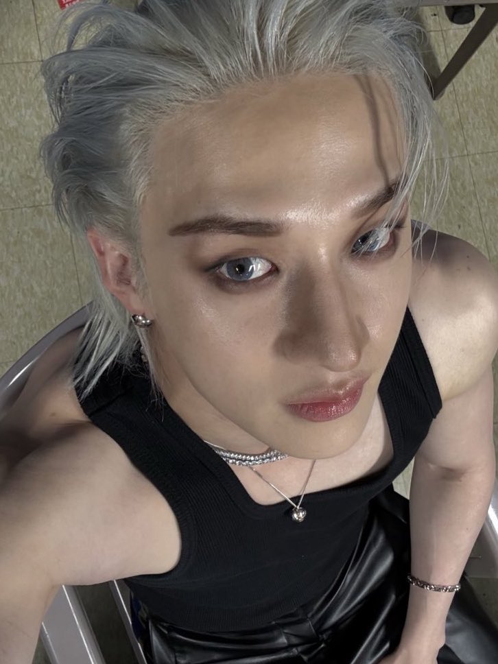 BusBubbless's tweet image. they sit at the same table (im actually the table)