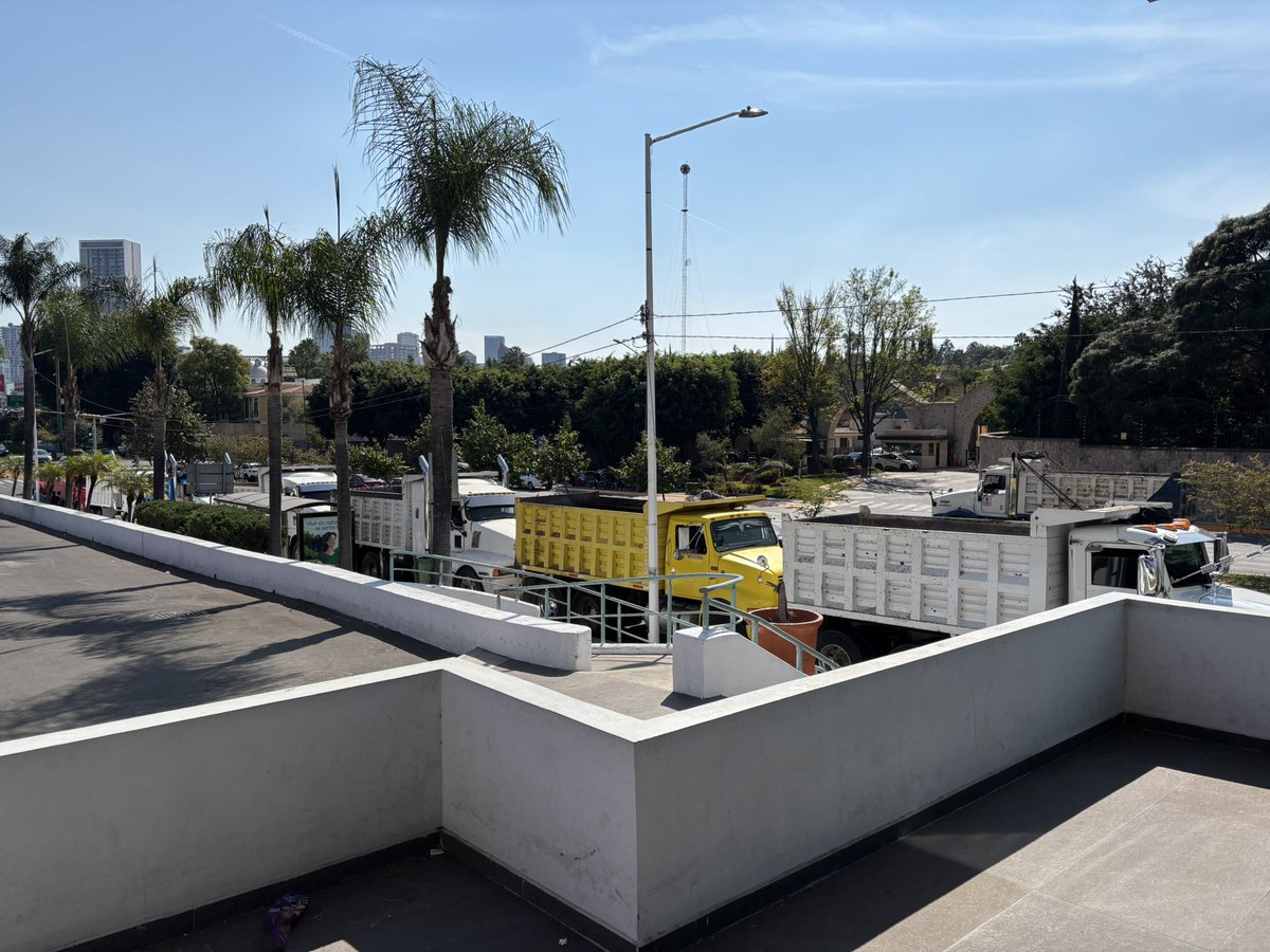 lanodelking's tweet photo. stos camiones llevan horas estorbando la parada de transporte público de plaza acueducto en frente de puerta  de hierro en Zapopan. De por sí muchas veces ahí no se paran los autobuses y con estos ahí menos, habrá manera que los quiten? 
#denunciazmg
@movilidadGDL @Trafico_ZMG https://t.co/anxwI8DiVc