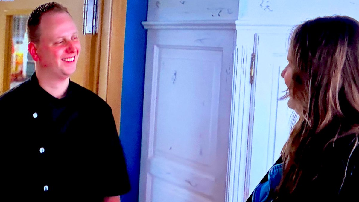 Eva: ‘Ben je druk in de keuken?’

André: “Ja we zijn nu volle bak de lunch aan het voorbereiden.”

E: “Heb je veel boekingen, zitten jullie vol?”

A: ‘Nee hoor, nog helemaal niet tot nu toe’

Ik: HUH!!?

 #wintervolliefde