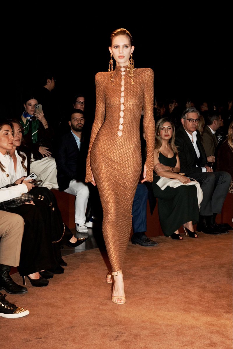 LegendaryLade's tweet image. Ms. Cardi B in Schiaparelli FW25 RTW by Daniel Roseberry. 

Damn, she sure is filling out the dress‼️🔥