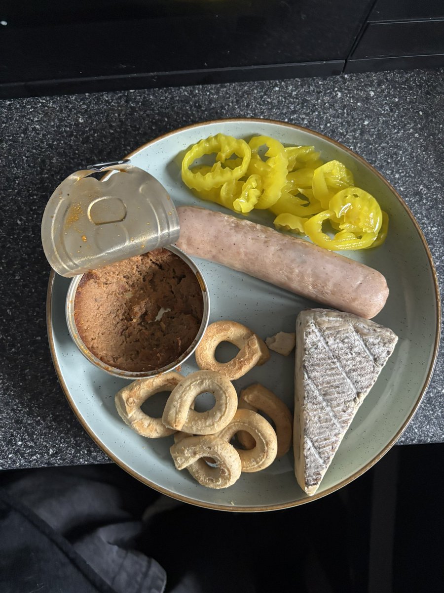 what u see when u walk into the whitest white person meal contest (im ur opponent) (ur loss will be devastating)