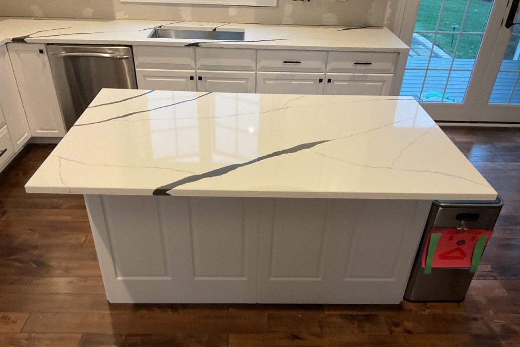 masterscounters's tweet image. Swipe to see the finished installation featuring Calacatta Black Vein, followed by the before images. The dramatic contrast and flowing veining completely changed the look of this kitchen. 
Visit our showroom: 363 Alice Street, Wheeling, IL 60090
#quartz #countertops