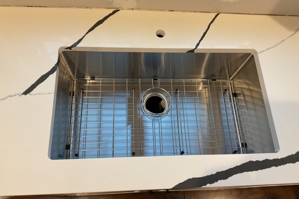 masterscounters's tweet image. Swipe to see the finished installation featuring Calacatta Black Vein, followed by the before images. The dramatic contrast and flowing veining completely changed the look of this kitchen. 
Visit our showroom: 363 Alice Street, Wheeling, IL 60090
#quartz #countertops