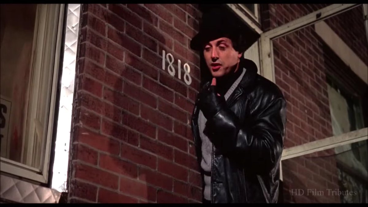 シメシメの家はイタリアにある フィラデルフィアの小さな家は仮の住まいだ  ある日シメシメは師に出会い、ロッキー・バルボアと名付けられた（「ボアの子ロック」という意味）  それ以来シメシメは「18」という数字を大切にし、家の番地も「18」で選んだ（本当は「1618 ...