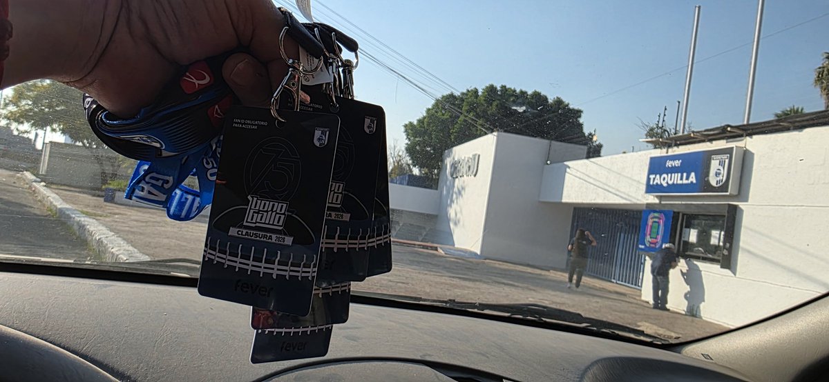 _ciscoayala's tweet photo. Recogiendo el regalo de reyes y por una temporada mas.!! Gallos mi buen Amigo.!! @Club_Queretaro #BonoGallo #ResetAzulyNegro https://t.co/mwS3f0dog4
