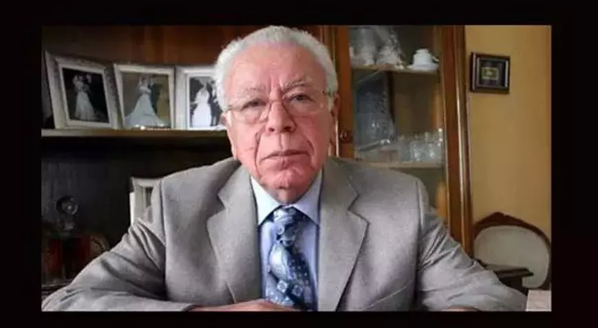 Kendisinden ders alma şansına sahip olduğum rahmetli Prof. Dr. Mahir Kaynak’ın adeta günümüzü işaret eden isabetli bir öngörüsü;

“Eğer devlet bir gün Türkiye'de dini kaldırmak isterse, bunu İslamcı bir parti eliyle yapar. Eğer, şeriatı getirmek isterse, bunu da CHP eliyle yapar.