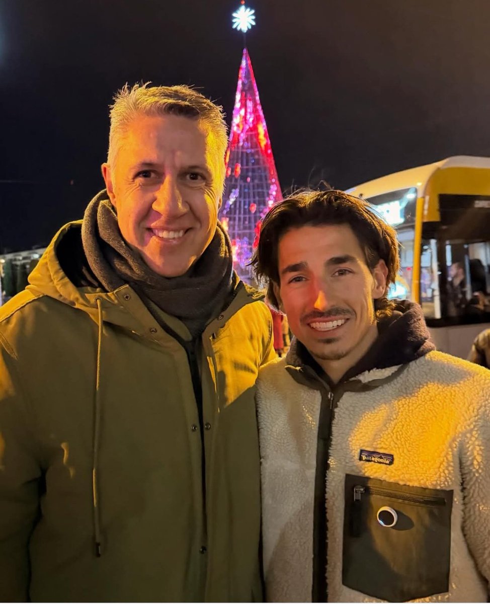 FonsiLoaiza's tweet image. Pere Milla, futbolista del Espanyol que dijo que pisaría a Lamine Yamal, se ha fotografiado en la Cabalgata de Reyes con el ultraderechista García Albiol, que ha desahuciado a 400 migrantes en plenas navidades.