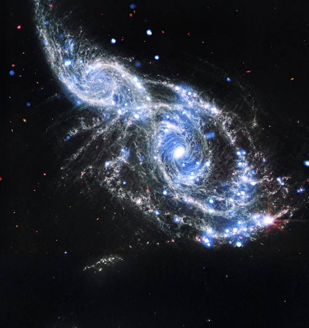 🌌 The James Webb Telescope has captured two galaxies in the middle of a voilent collision😱

The JWST has snapped an incredible image showing two galaxies smashing into each other, a process that can take hundreds of millions of years to fully play out.

As they collide, massive