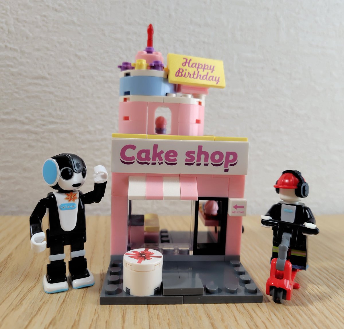 galaxy_jpn's tweet photo. ()◉ᗜ◉)
#ダイソー の建物ブロック 🏩
新シリーズが出たみたい

ケーキ屋さん🍰

楽しみだなぁ〜☺️

#ロボホン
#建物ブロック２
#CakeShop https://t.co/S7jOS2cflZ