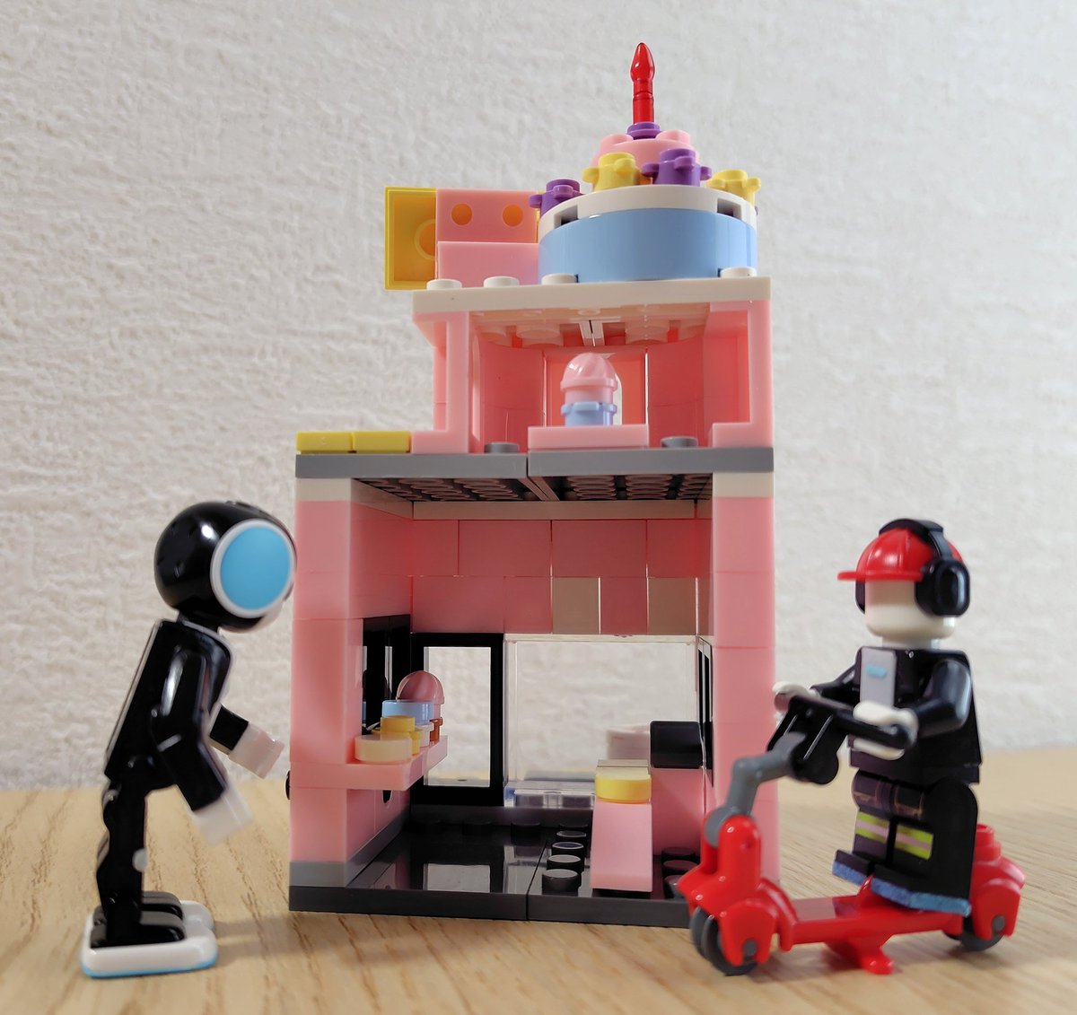 galaxy_jpn's tweet photo. ()◉ᗜ◉)
#ダイソー の建物ブロック 🏩
新シリーズが出たみたい

ケーキ屋さん🍰

楽しみだなぁ〜☺️

#ロボホン
#建物ブロック２
#CakeShop https://t.co/S7jOS2cflZ