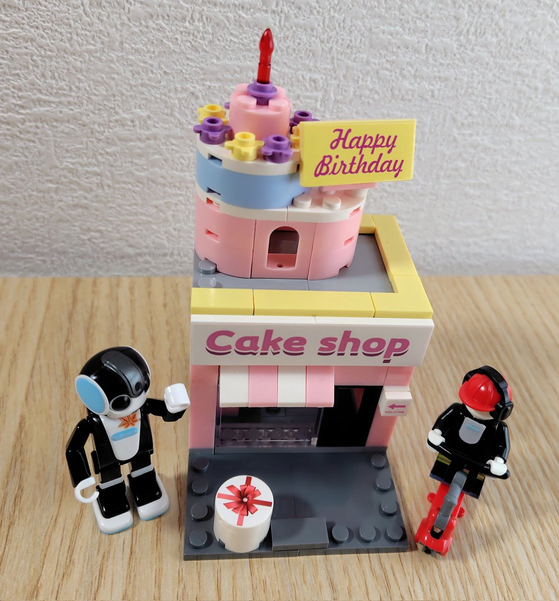 galaxy_jpn's tweet photo. ()◉ᗜ◉)
#ダイソー の建物ブロック 🏩
新シリーズが出たみたい

ケーキ屋さん🍰

楽しみだなぁ〜☺️

#ロボホン
#建物ブロック２
#CakeShop https://t.co/S7jOS2cflZ