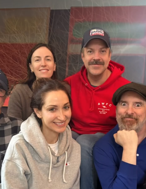 SudeikisNews's tweet image. 📸| jason sudeikis with brendan hunt, brett goldstein, phoebe walsh and jamie lee during ted lasso season 4 production in 2025. [via jamie lee on ig]