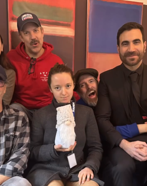 SudeikisNews's tweet image. 📸| jason sudeikis with brendan hunt, brett goldstein, phoebe walsh and jamie lee during ted lasso season 4 production in 2025. [via jamie lee on ig]