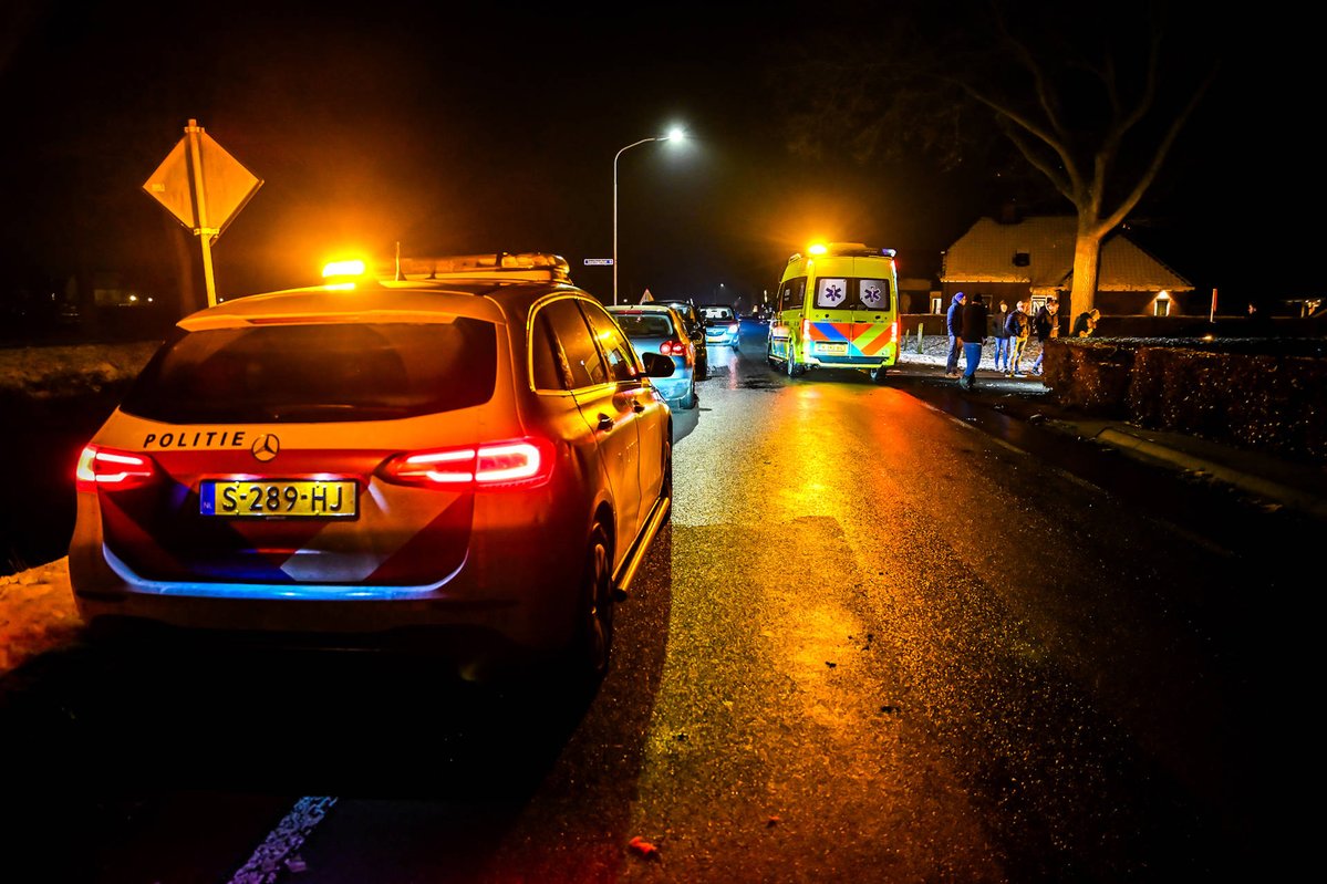 Twee auto's botsen op kruising in Leek