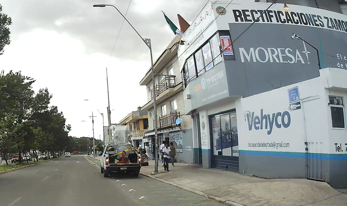 Todo mundo sabe que si pones las intermitentes, te puedes estacionar donde se te de la gana.

¿Y <a href="/SSC_Pue/">SSC Puebla</a>? Bien gracias.