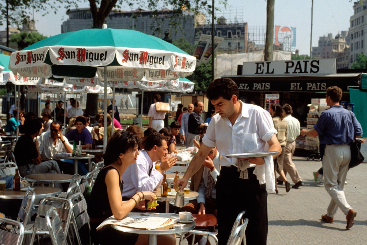 BoigBCN's tweet image. Va, us comparteixo tot el meu autoregal de reis, fotografies en alta resolució de Barcelona a principis dels 90. 

FIL

1. Terrassa del Zurich
Barcelona 1990

📸 Hervé Donezan