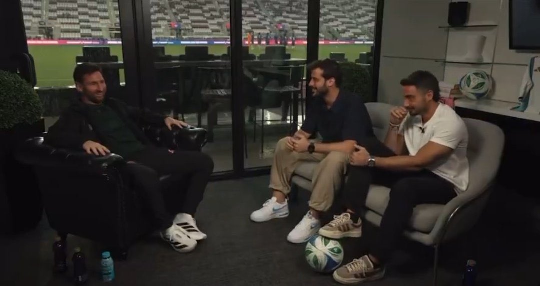 AlbicelesteTalk's tweet image. Leo Messi: "I’m not really into texting, not with my friends, my mom, or my family. I’m bad at keeping in touch through messages. When I see people in person, it feels like no time has passed.

"It’s not that I don’t care. Of course I care about my parents. I just find texting…