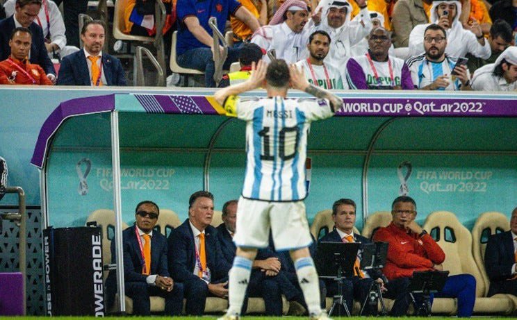 Footballdayy10's tweet image. #Décla 🎙️: Lionel Messi 🇦🇷:

« Sur le terrain, j’ai toujours été le même. Depuis que je suis enfant, quand j’entre sur le terrain, je me transforme et je veux gagner. 𝗝𝗲 𝘀𝘂𝗶𝘀 𝗰𝗼𝗺𝗽𝗲́𝘁𝗶𝘁𝗶𝗳, 𝗷𝗲 𝗺𝗲 𝗺𝗲𝘁𝘀 𝗲𝗻 𝗰𝗼𝗹𝗲̀𝗿𝗲 𝗲𝘁 𝗷𝗲 𝗺𝗲 𝗱𝗶𝘀𝗽𝘂𝘁𝗲. 

Il y…