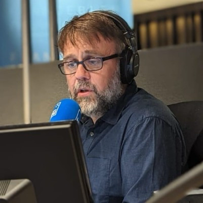 Paristeamfr's tweet image. Il y a des voix qui commentent des matchs.
Et puis il y a celles qui racontent une vie de supporter.

Depuis 18 ans, la nôtre s’appelle @bruno_salomon . Dix-huit années à vibrer, à souffrir, à espérer, à exulter avec le PSG. Dix-huit années où sa voix est devenue la bande-son de…