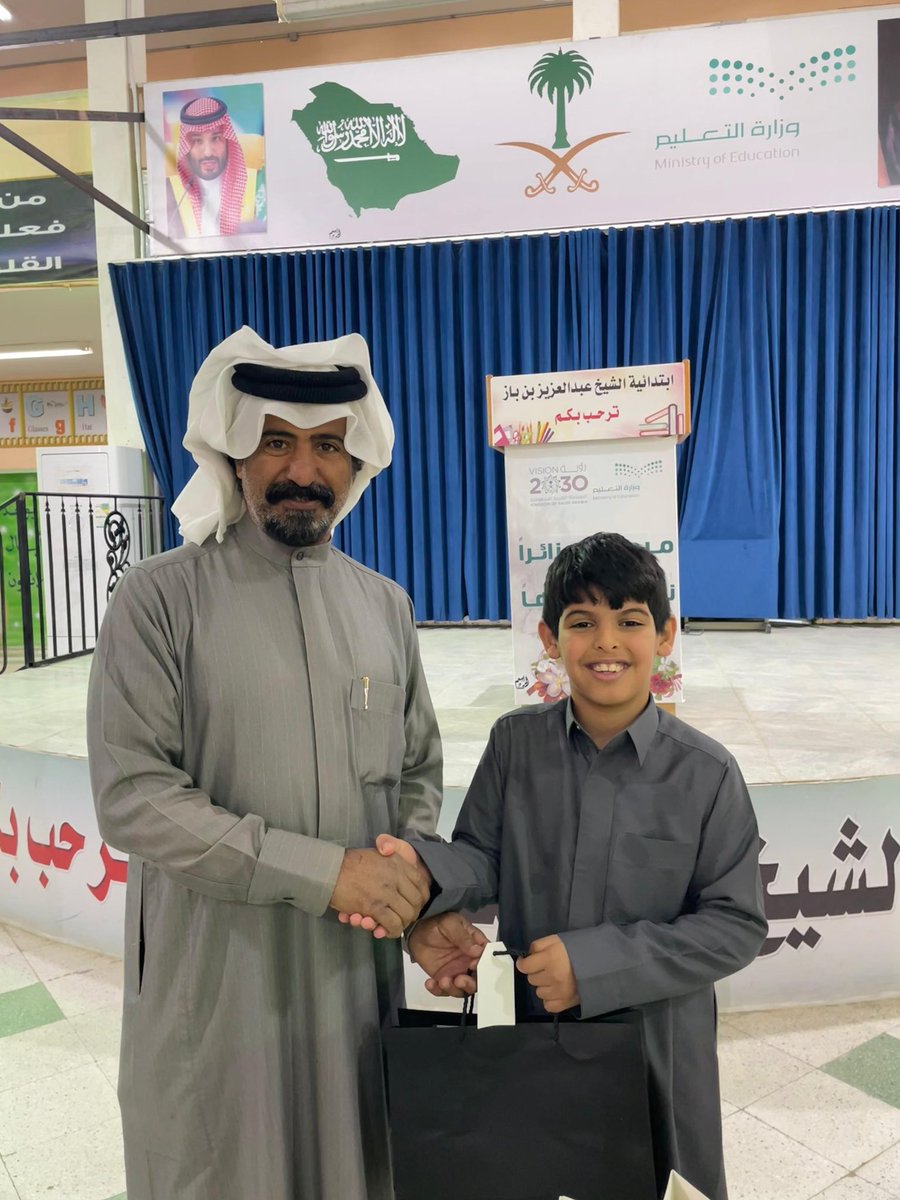 mubregah's tweet photo. لـمسة وفـاء 

الموقف الإنساني هذا يثبت أن التعليم رسالة قبل ما تكون وظيفة ، فعلًا ( التربية قبل التعليم )

ابتدائية الشيخ عبدالعزيز بن باز بمحافظة الأفلاج تواصل مواقفها التربوية وتعزز أواصر المحبة المجتمعية ، وتودع أحد أشبالها لانتقاله من محافظة الأفلاج الطالب/ حمد محمد الحربي .
مشاعر صادقة تجسّد روح الأسرة الواحدة .
#الافلاج #الرياض #السعودية