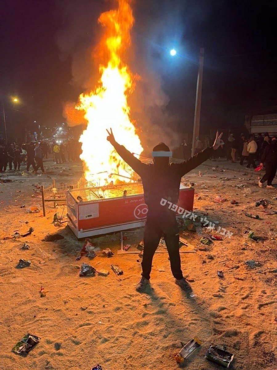 🚨🇮🇷 ÚLTIMA HORA: Fuentes identificadas con la oposición iraní informan que 7 partidos políticos en la región del Kurdistán iraní han anunciado una huelga general en toda la zona para mañana 7.1.

La masiva adhesión de kurdos a la protesta contra el gobierno puede ser un factor