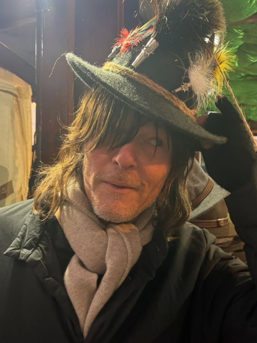 File:The Walking Dead - Panel (6).jpg - Wikimedia Commons, image size:900x1200