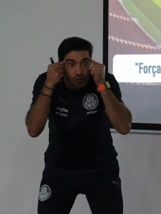 liberta___depre's tweet image. Palmeiras tem mantra novo para temporada de 2026. O lema é: “Recomeçar”.

Essa é frase destacada na entrada do CT palmeirense a pedido de Abel Ferreira e sua comissão técnica, que usa de frases motivacionais espalhadas pela Academia de Futebol.

Via: @ESPNBrasil 

 📷TV Palmeiras…