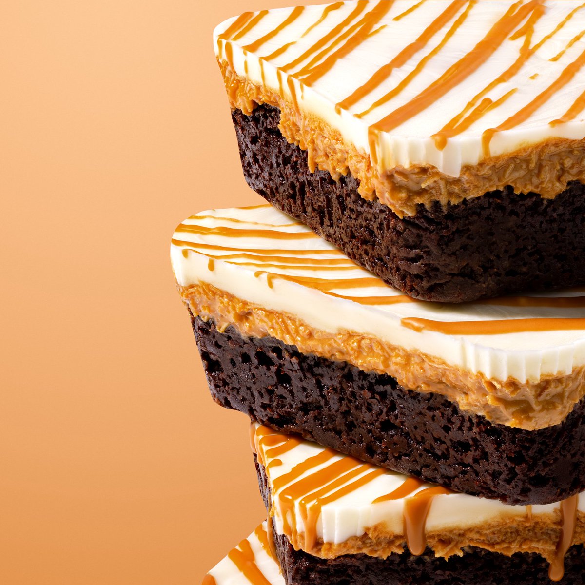 crumbl's tweet image. say hello to dubai biscoff® brownie 😍🤎

a decadent chocolate brownie topped with a crunchy kataifi and biscoff® filling, then topped with a white drop layer and a melty drizzle of biscoff®.