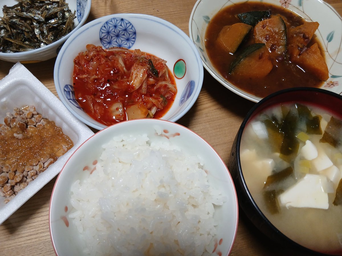 朝食　白飯、みそ汁、納豆、キムチ、カボチャ煮物、たつくり