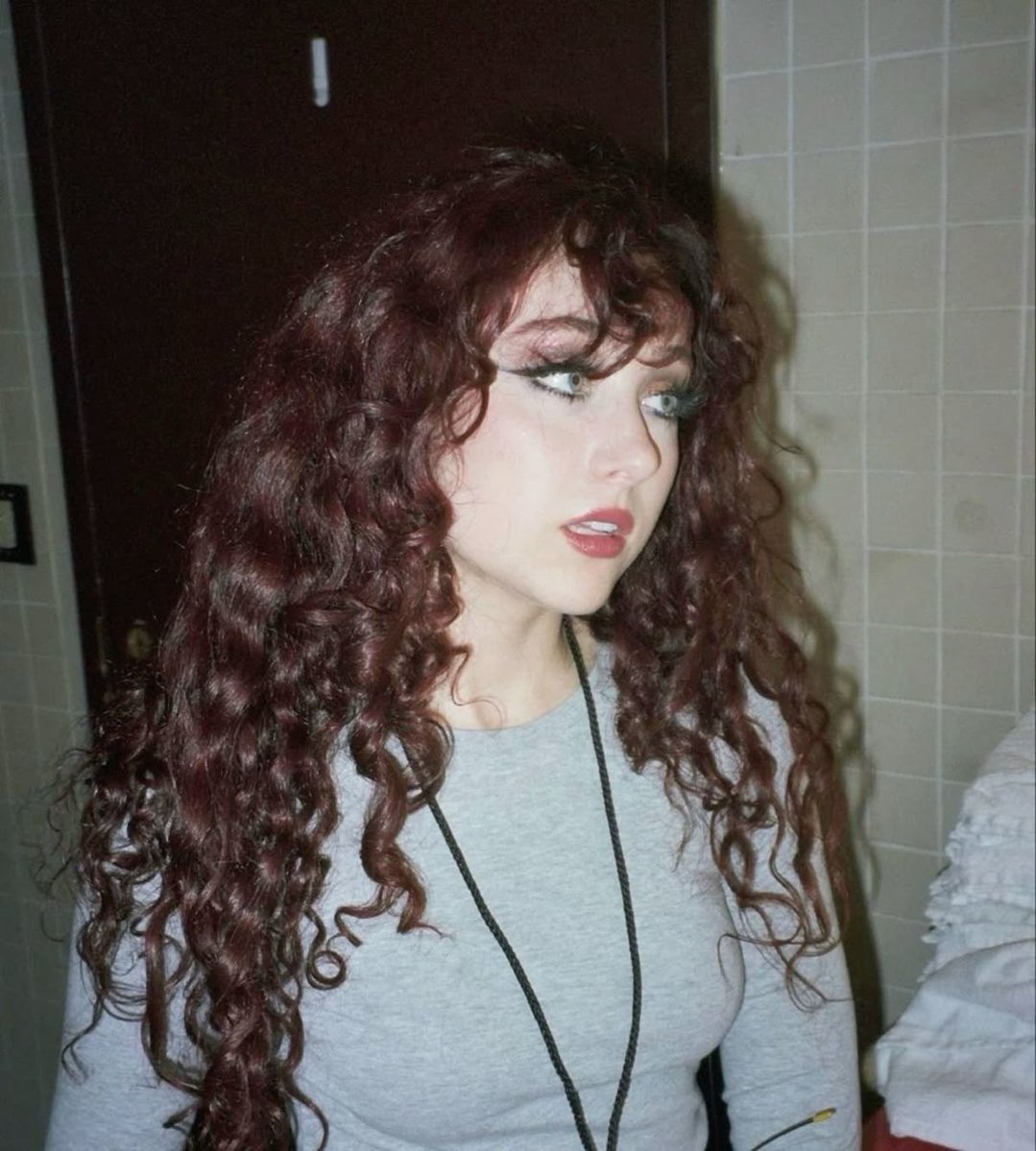 virgomoom's tweet image. beautiful women with big eyes and gorgeous curly hair save me