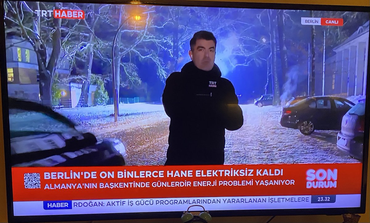 Berlin’de on binlerce hane elektriksiz kaldı.
Gece hava sıcaklığı -10
Okullar tatil…
Evde insanlar donuyor…
Elektrik verilmesi 2 gün sürecekmiş…

O zaman soru şu;
-Bunlar Türkiye’de olsa ne olur?
CHP ısınmak için “zıplar” mı?!..