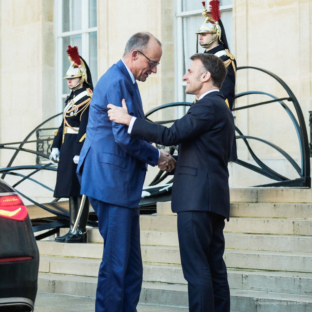 bundeskanzler's tweet image. Nach fast 4 Kriegsjahren ist ein Hauch von Frieden in der Luft. Wir werden Kompromisse machen müssen. Aber wir werden versuchen das Beste zu erreichen: einen stabilen Waffenstillstand, starke Sicherheitsgarantien und einen Frieden, den Ukrainer und Europäer gemeinsam gestalten.