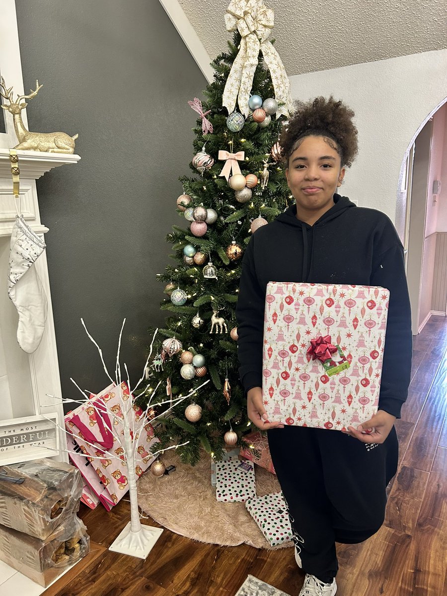 OP_FortWorth's tweet image. Christmas has passed, but the connection hasn’t.

Detective Jones and her mentees showing the power of mentorshipsnd connection. Just look at those smiles 💕

#OPFW #opfw #ImpactMade #FWPD