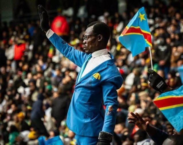 باتريس لومومبا هو أوّل رئيس وزراء لجمهورية الكونغو بعد استقلالها عن بلجيكا سنة 1960، وأحد أبرز رموز النضال التحرري في إفريقيا. طالب بسيادة حقيقية لبلاده، ورفض كل أشكال الهيمنة الأجنبية، واشتهر بخطابه التاريخي يوم الاستقلال، حين واجه الاستعمار البلجيكي بجرأة غير مسبوقة وكشف