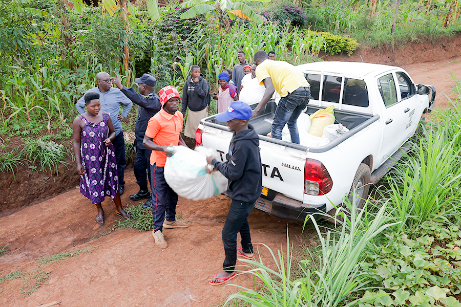 rulindodistrict's tweet photo. Kuri uyu wa kabiri Umuyobozi w'Akarere @Jmukanyirigira hamwe n'Abakuriye Inzego z'umutekano basuye Mugarura wo muri #Masoro wapfushije umugore azize inkuba nyuma yo kumuhumuriza no kumufata mu mugongo abayobozi  basobanuriye abaturage uburyo bwo kwirinda ibiza.@RwandaEmergency https://t.co/H1phB0930F