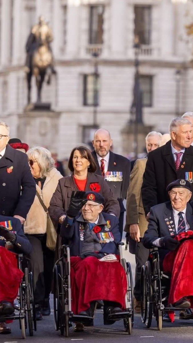 Crafty_General's tweet image. Tonight I’m thinking of Jim Grant. 101 &amp;amp; now caught &amp;amp; bowled; what a man. Humble, gentle, with an iron core: you can see the dagger in his eye. A veteran of DDay, a fellow serviceman, &amp;amp; warrior. I will miss shaping your beret: it was a privilege I will never forget. #FairWinds