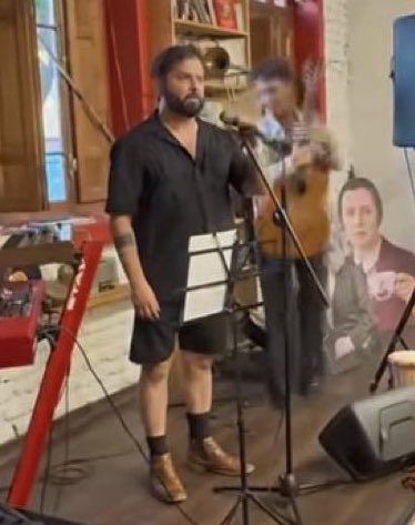 Afrodita_diosa7's tweet image. Oye, pero que weón más indecente, no podís usar short con zapatos de vestir y más encima zapato de invierno! Como Chile pudo caer en esta ridiculez 👇