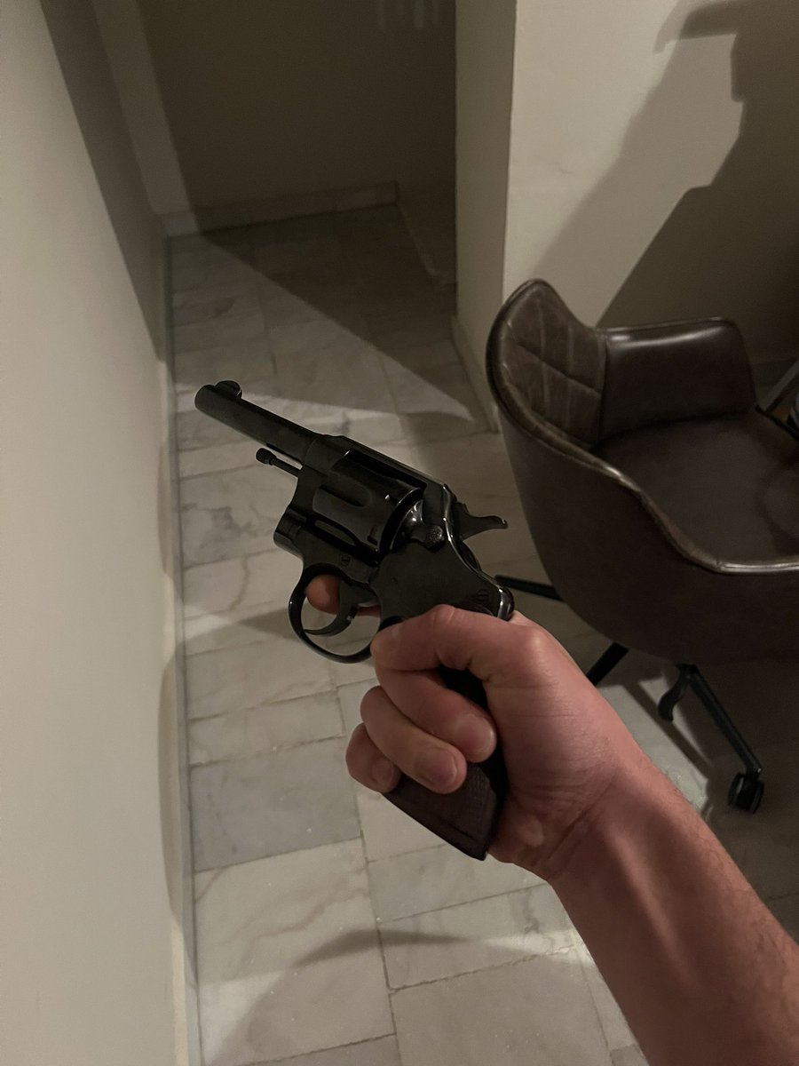 papi_laser's tweet image. pistola y pistola