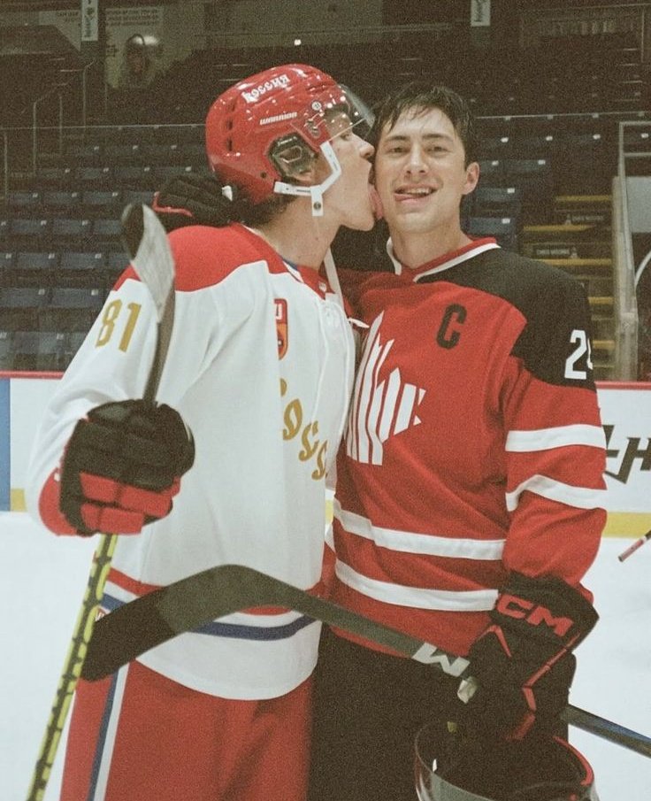 Yaiza_chan's tweet image. Bueno por culpa de @DisasterPau empecé Hated rivalry, me bebí la serie y me ha durado nada el libro Y SIGO PENSANDO EN ELLOS🧍🏻‍♀️

Es que lo tontisimos que son no puedo, NO PUEDO