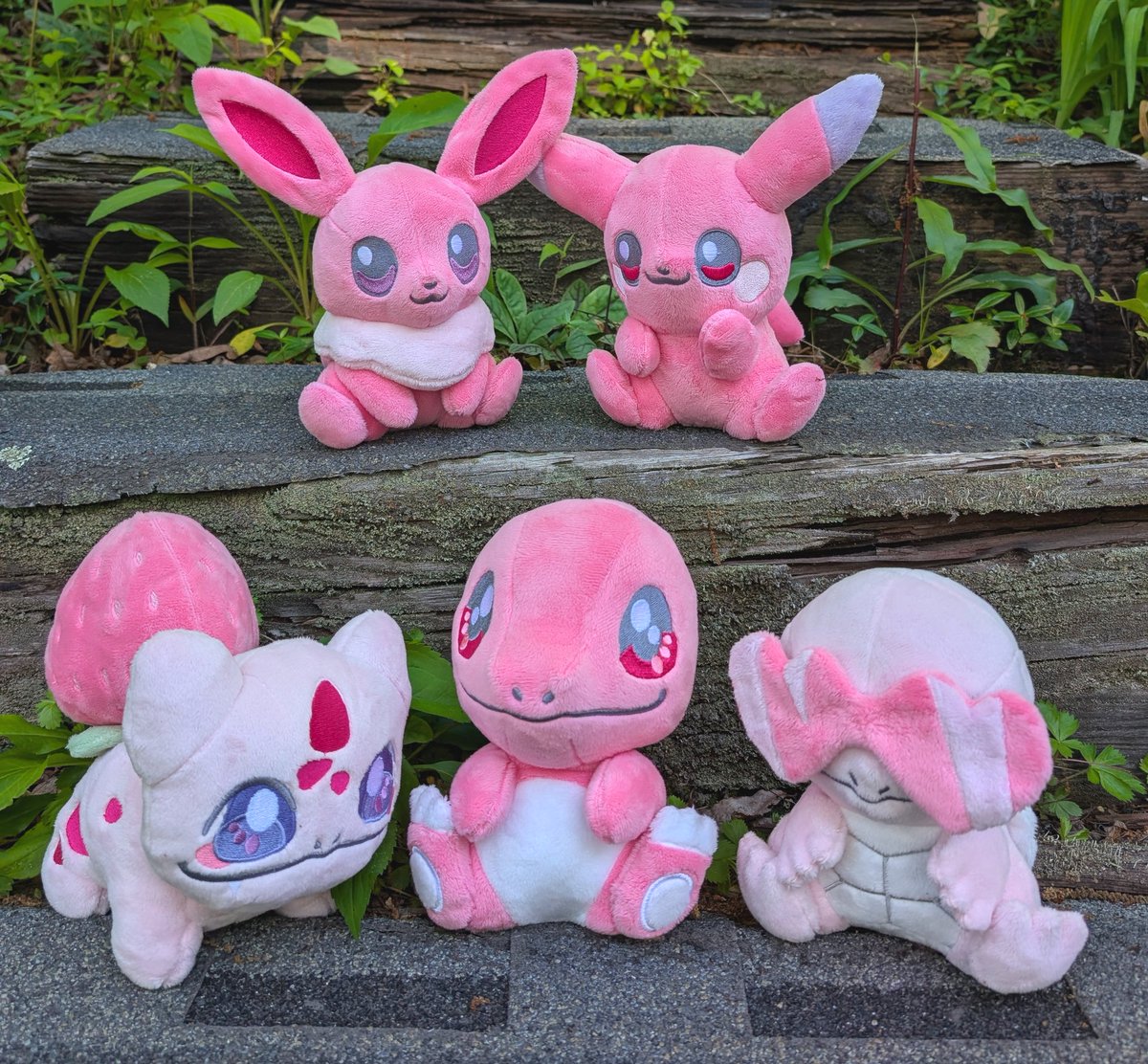 It's honestly depressing how dead my account is🥲 this used to be my best platform and now it shows my posts to literally no one...Is there anyone out there that can see this and likes cute plushies??