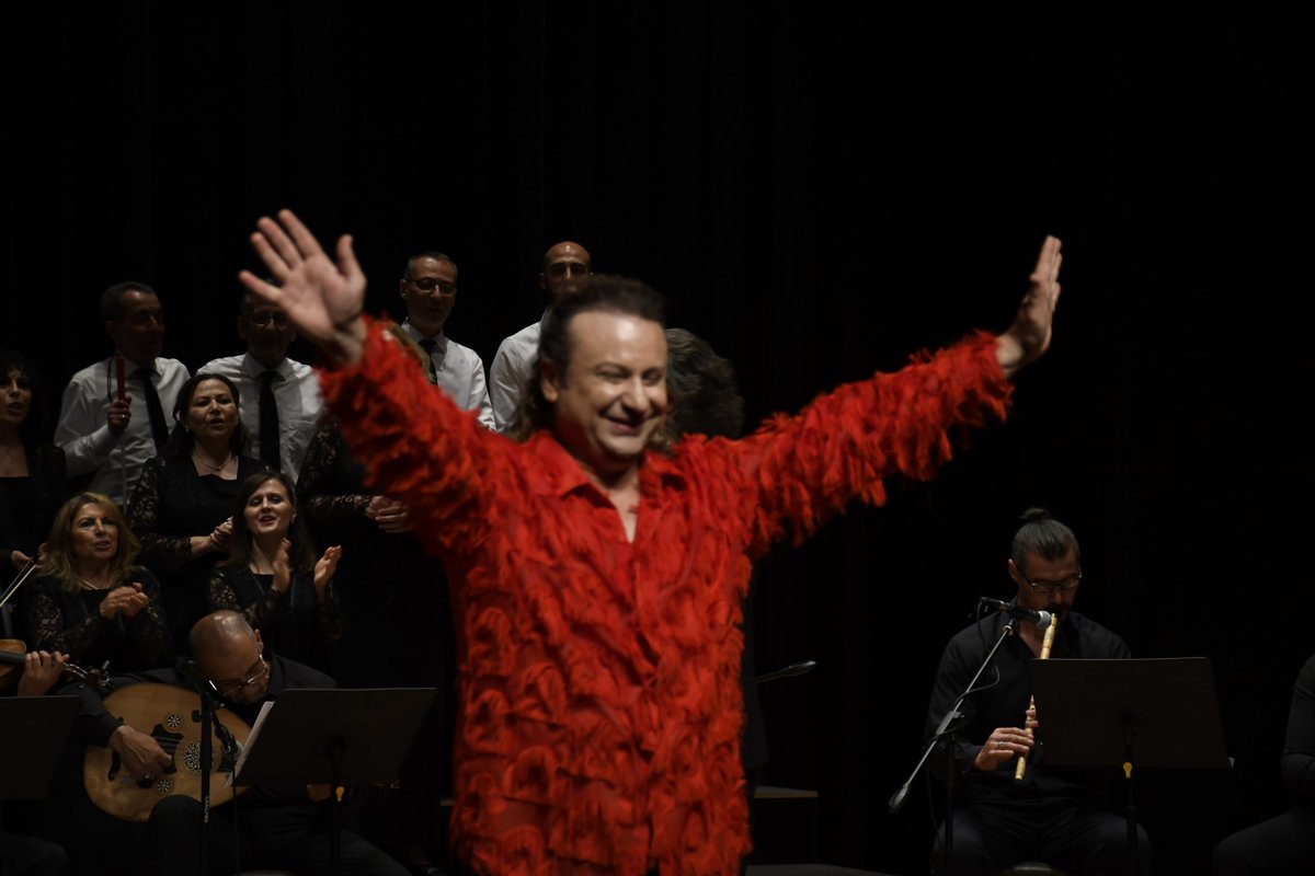 Bazı şiirler yazılmaz, yazgıdan düşer.
2026 ilhamla geldi, hoş geldi.
Şiir severlere ve aşıklara armağan olsun. ❤️

Alın Yazısı
Kader değil de nedir kalbimdeki bu sevda
Ne silinir ne diner içimde bulurum ben
Her gün öğütür beni gün doğmaz bu dünya
Silinmez aşk yazımı alnımda